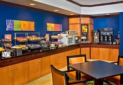 Fairfield Inn & Suites Рединг Ресторант снимка